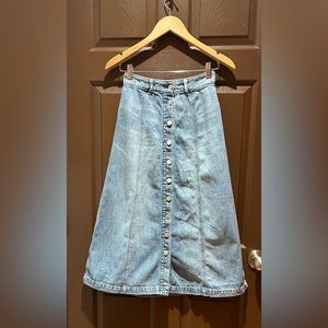 Vintage Y2K Women’s Maxi Gap Denim Skirt. Full Button down .